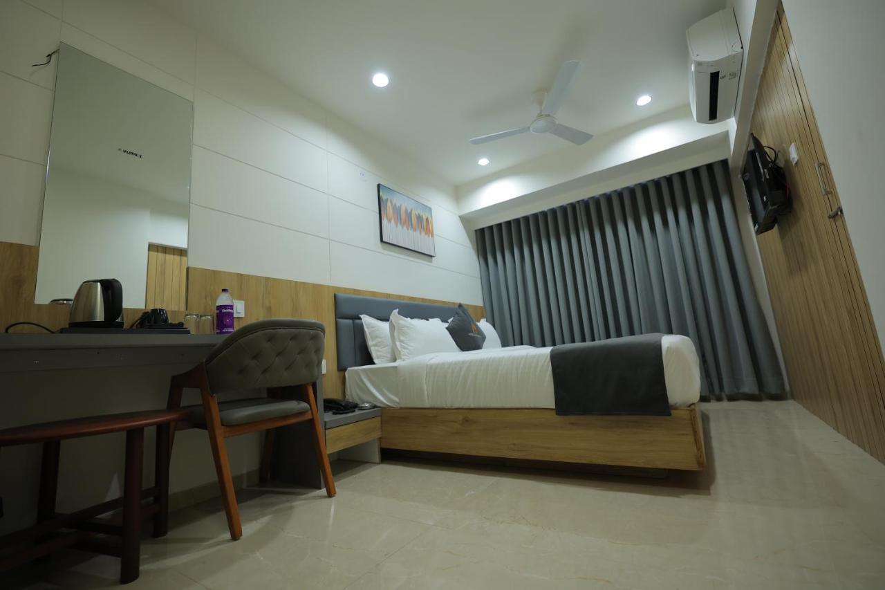 Hotel Shayan Inn Rajkot Ngoại thất bức ảnh