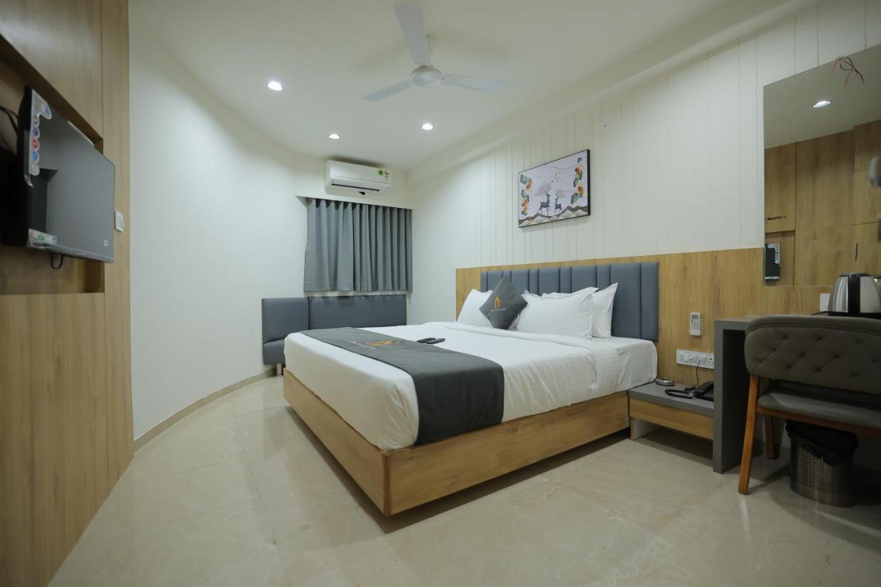 Hotel Shayan Inn Rajkot Ngoại thất bức ảnh